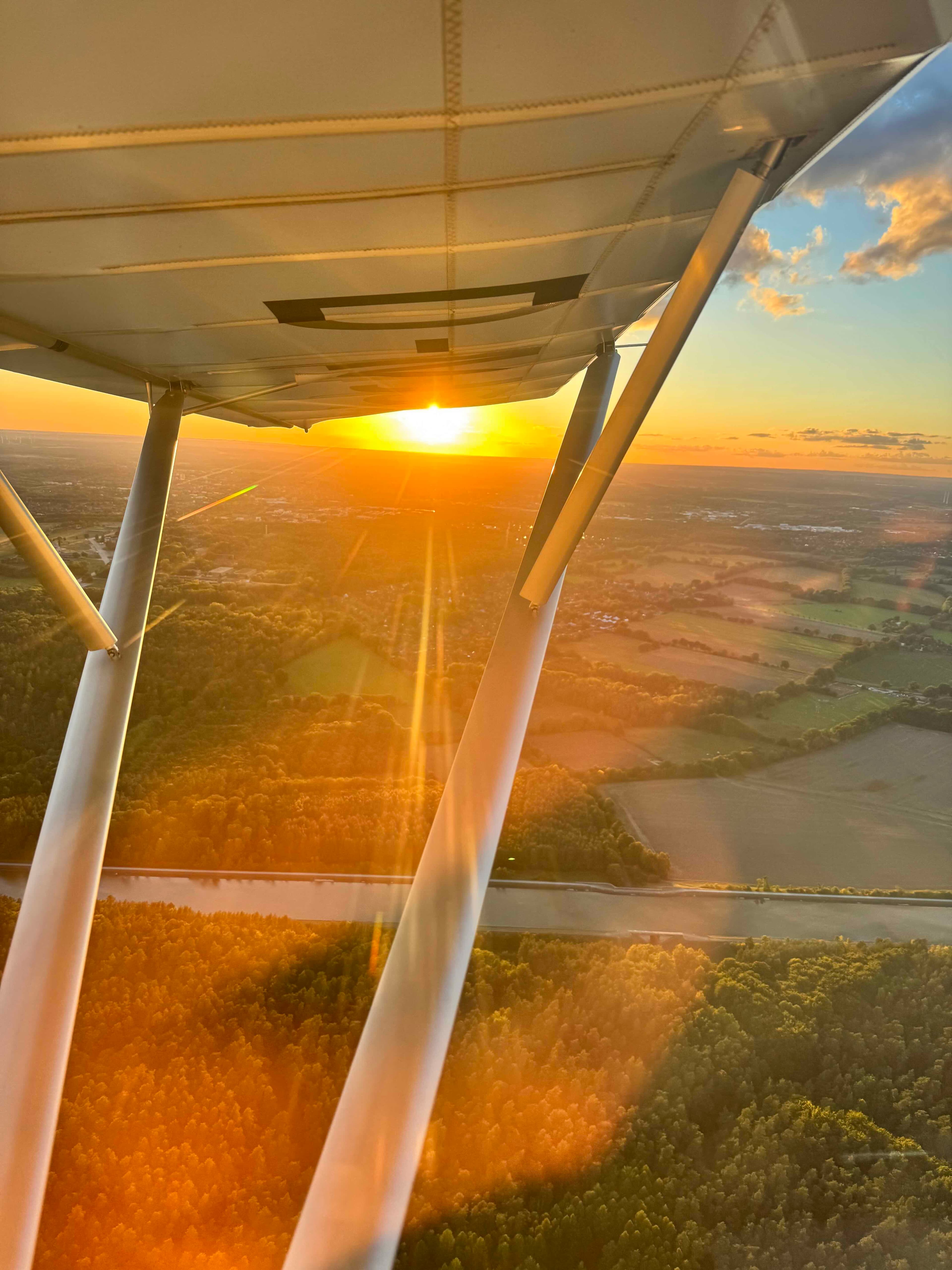 Abendflug unter der Tragfläche